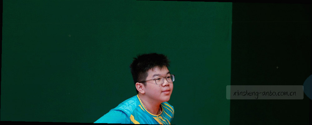 近黑藏蓝底色上，霓虹绿与电光橙线条构成问号与数据轨迹，象征支持中心快速解答